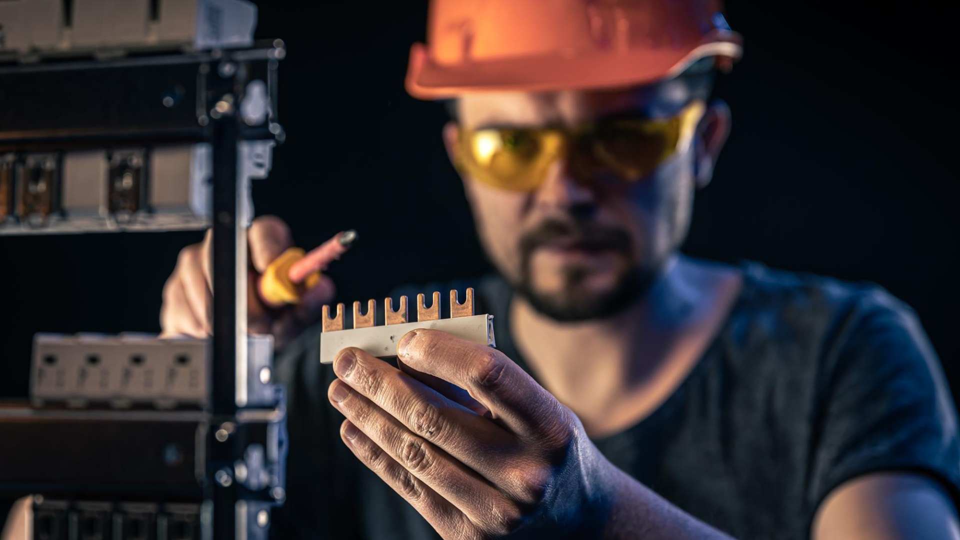 electrcian_working